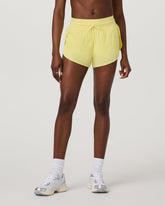 Vuori Daily Speed Short 2.5" Women's Sunlight Fitness Shorts