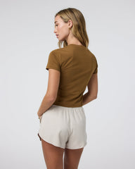 Vuori Feather Baby Tee Women's Rum Fitted Tee