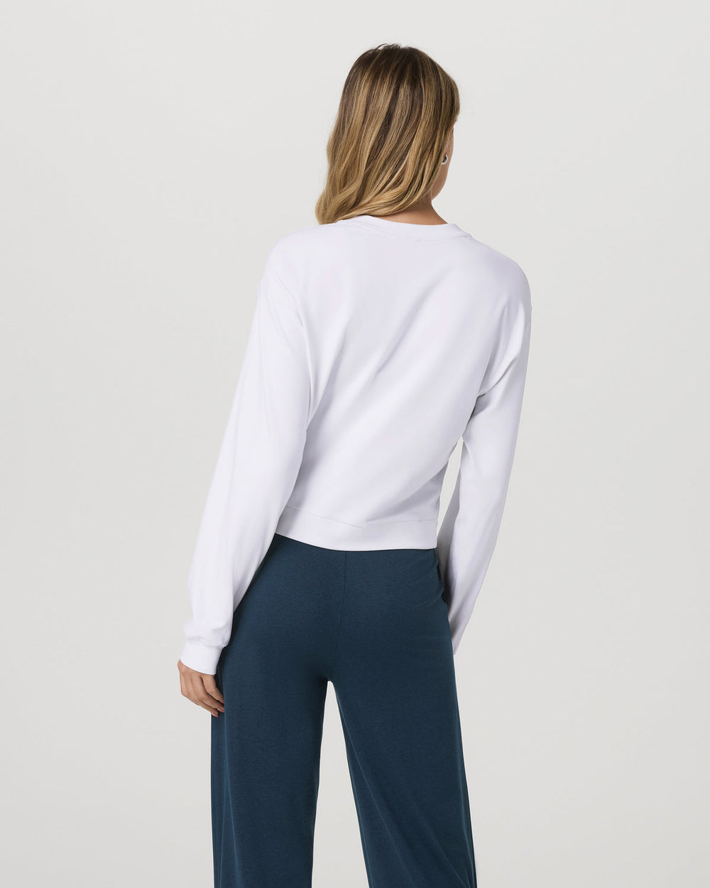 Vuori Halo Modern Crew Women's White Lounge Sweatshirt