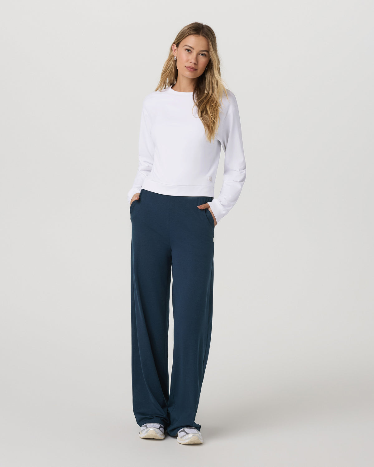 Vuori Halo Modern Crew Women's White Lounge Sweatshirt