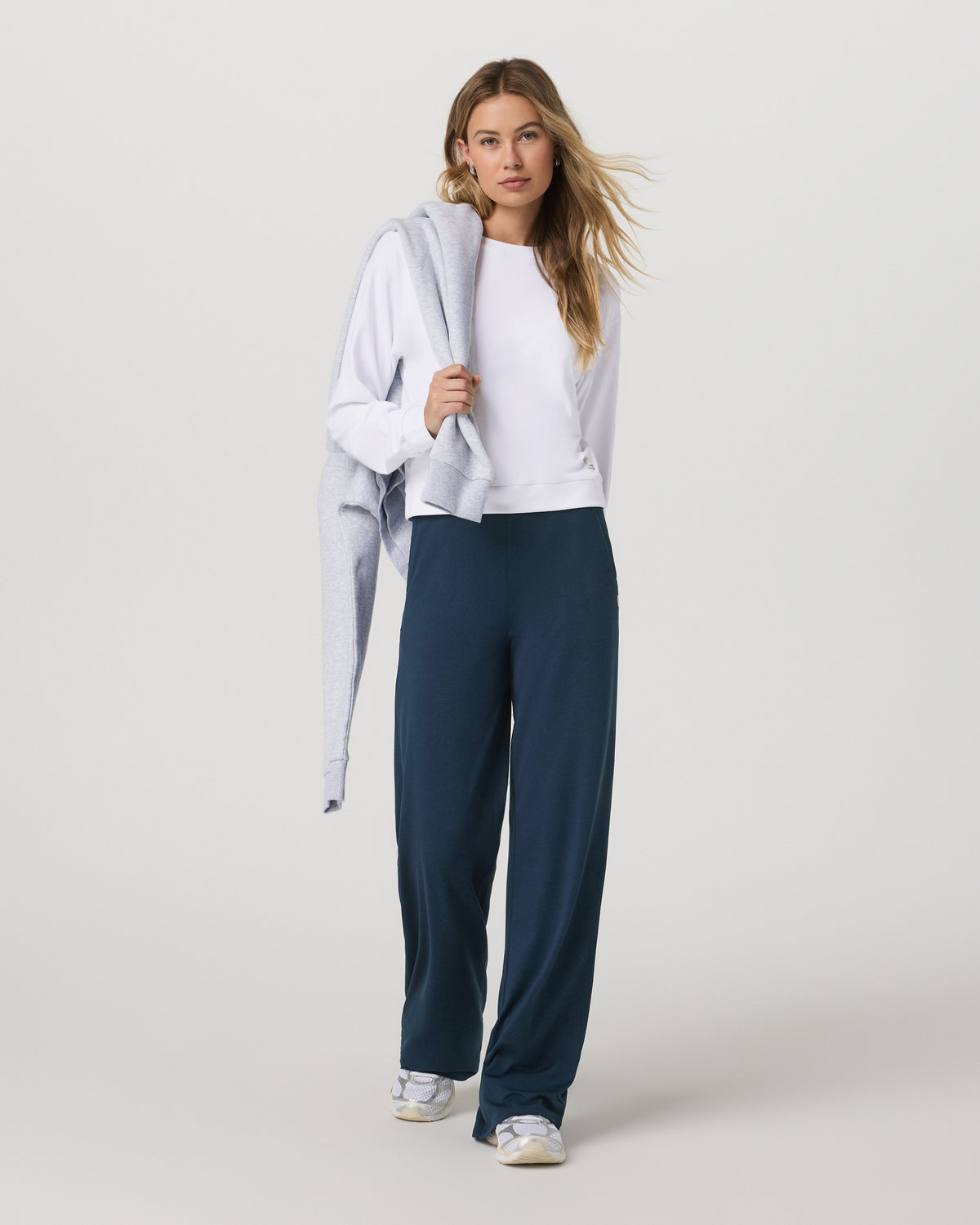 Vuori Halo Modern Crew Women's White Lounge Sweatshirt
