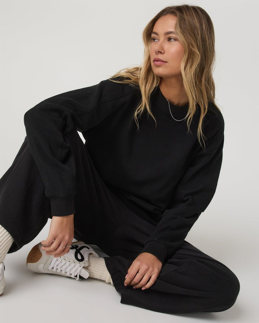 Vuori Sedona Seams Crew Women's Black Fleece Sweatshirt
