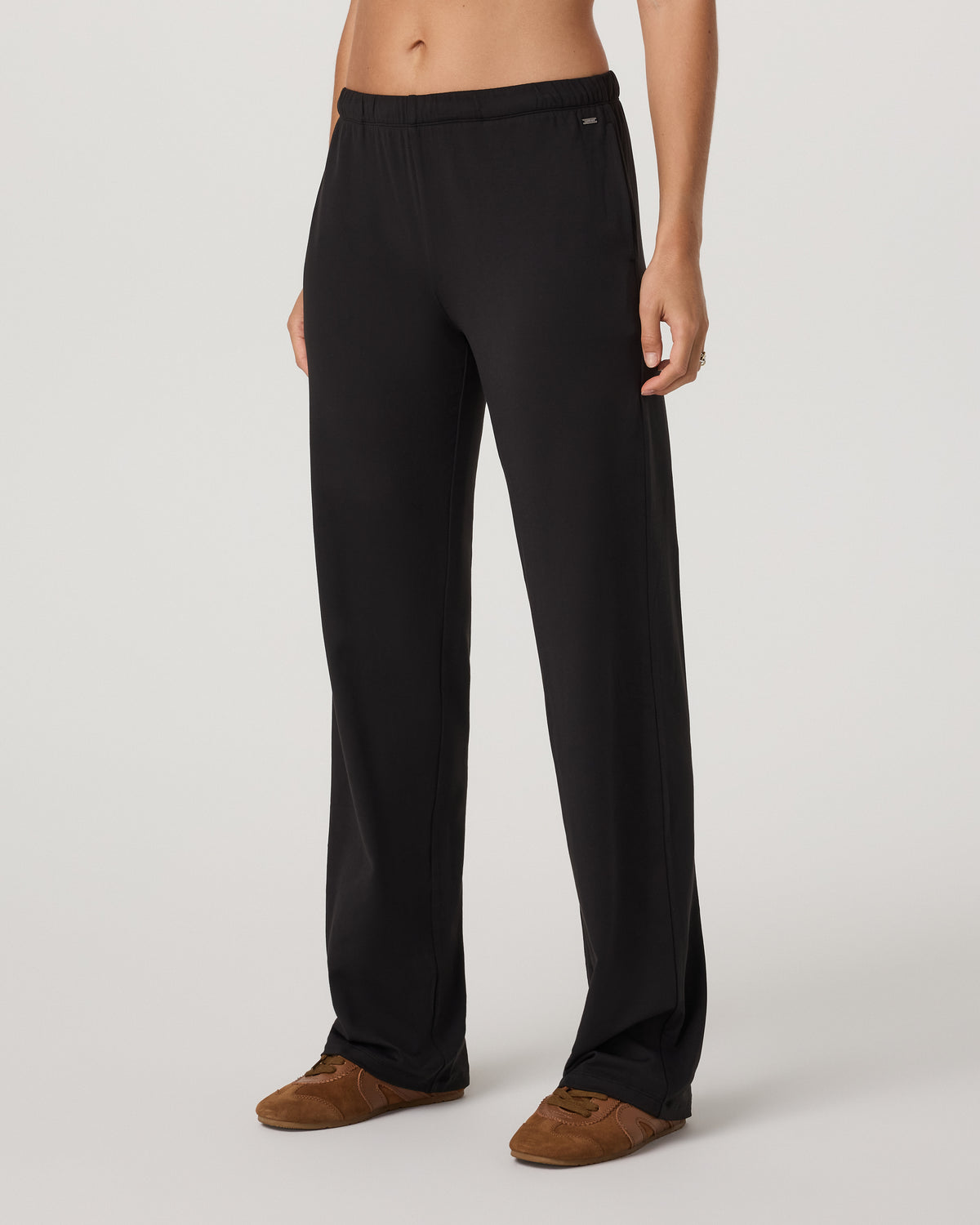 Vuori Halo Straight Leg - Long Women's Solid Black Pants