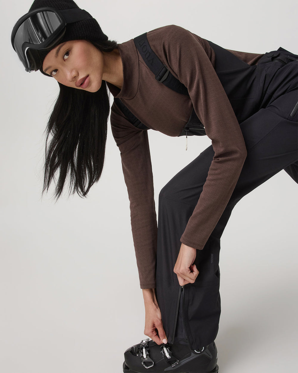 Vuori Women's Taika Snow Bib Black Ski/Board Bottoms