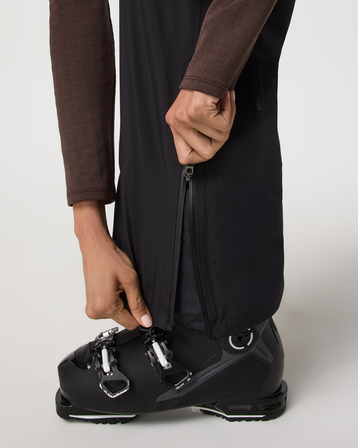 Vuori Women's Taika Snow Bib Black Ski/Board Bottoms