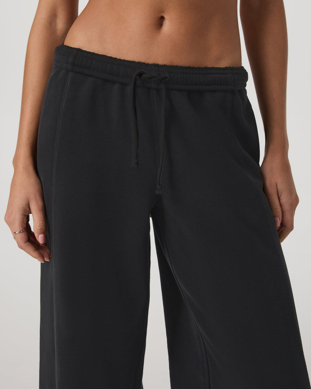 Vuori Sedona Barrel Sweatpant Women's Black Relaxed Fit Pants