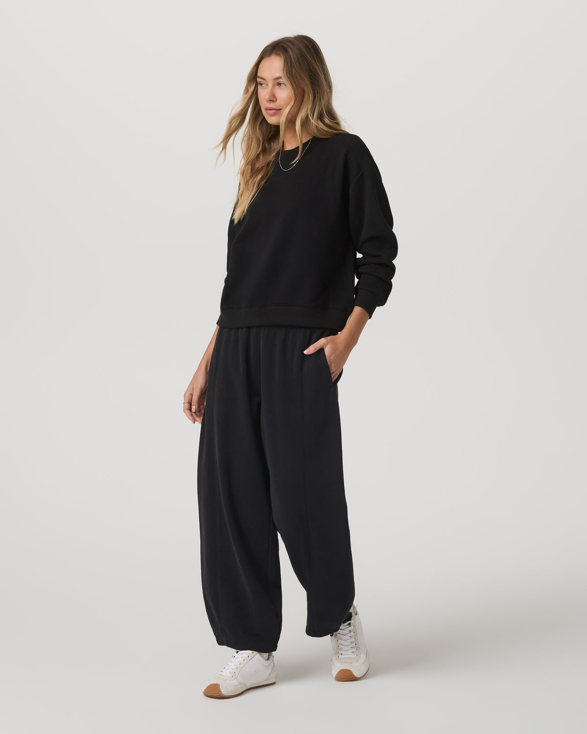 Vuori Sedona Barrel Sweatpant Women's Black Relaxed Fit Pants