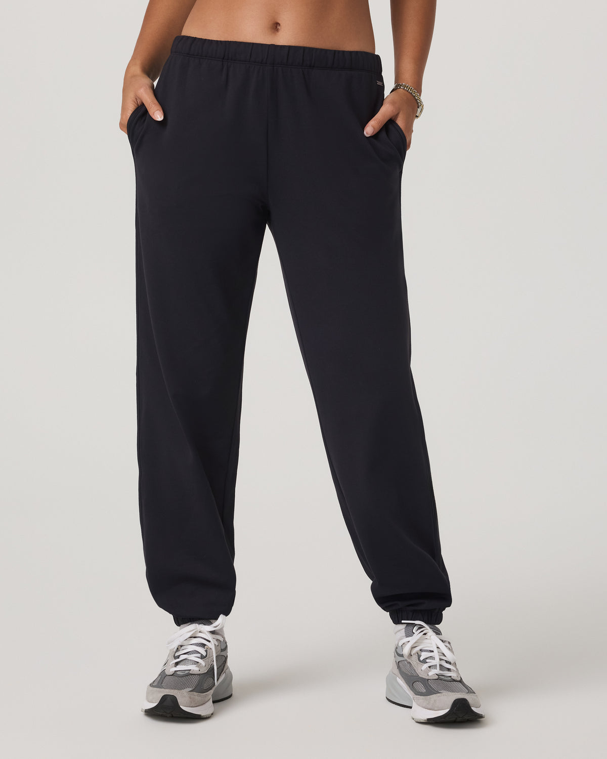 Vuori Halo Modern Sweatpant Women's Solid Black Pants