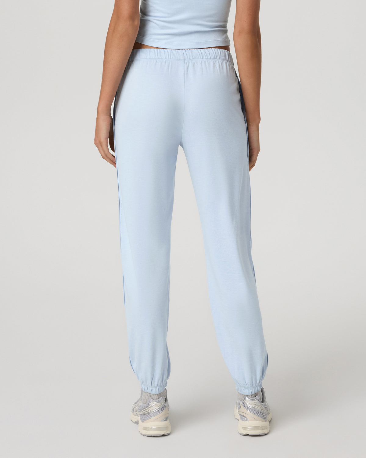 Vuori Women's Halo Modern Sweatpant Soft Sky Heather