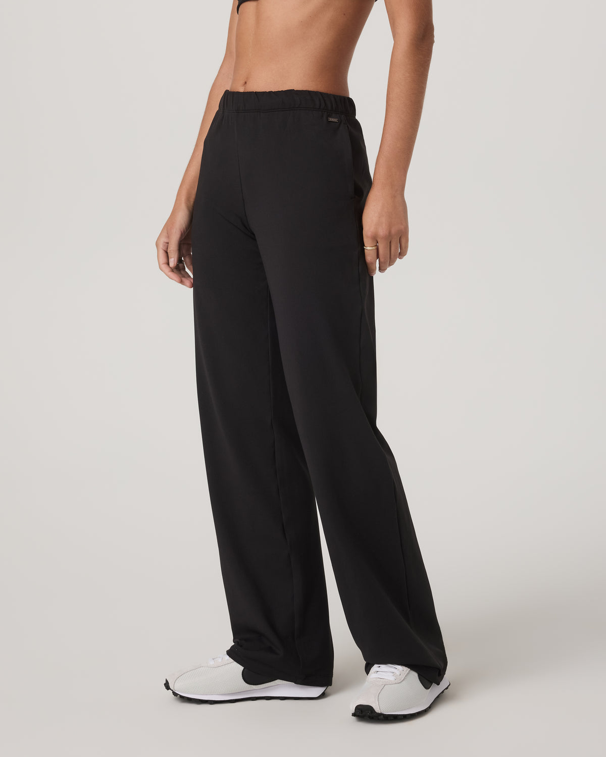Vuori Women's Halo Modern Strght Leg Pant - Short Solid Black