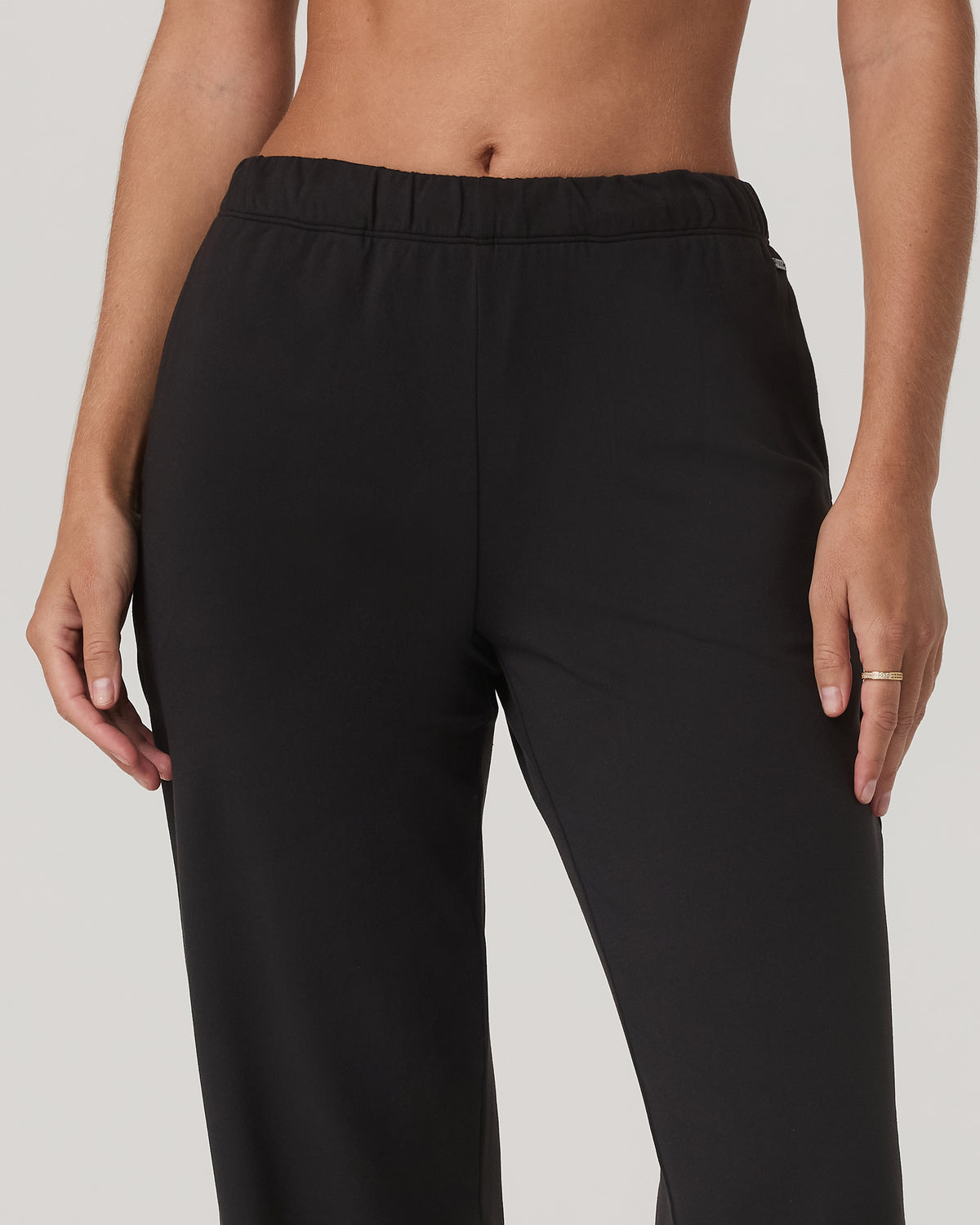 Vuori Women's Halo Modern Strght Leg Pant - Short Solid Black