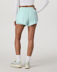 Vuori Daily Speed Short 2.5" Women's Spearmint Fitness Shorts