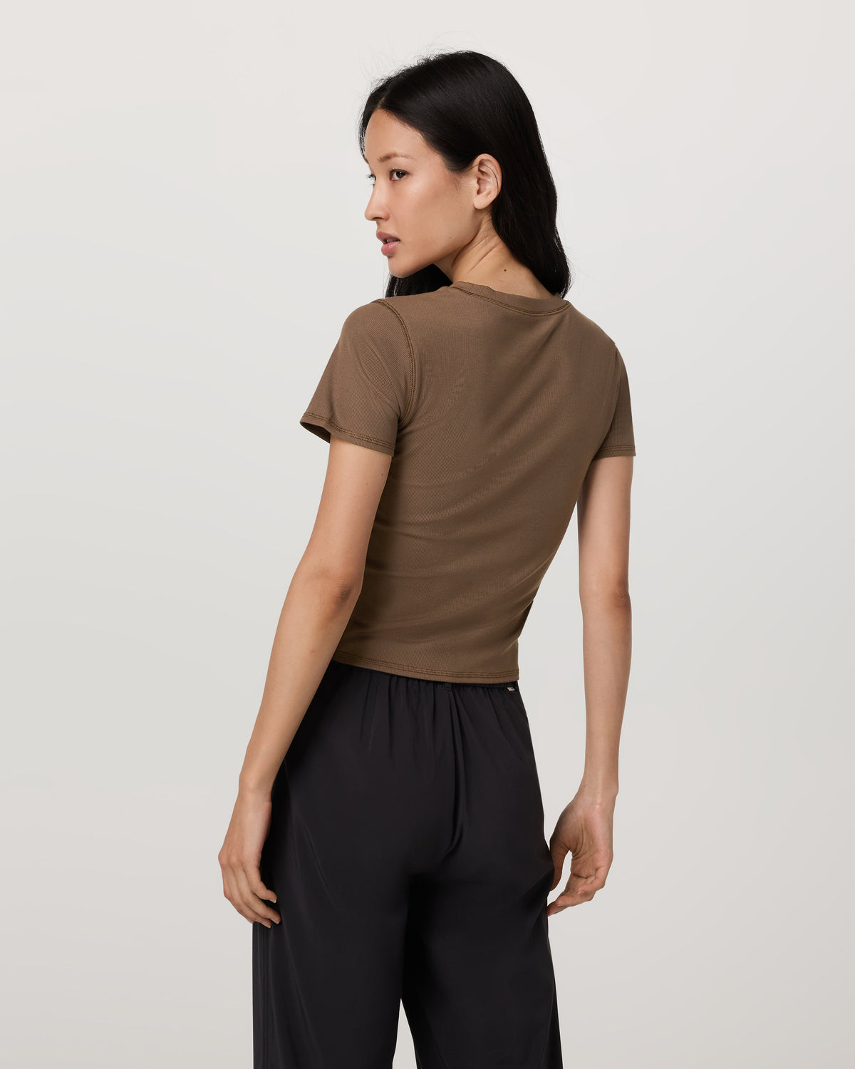 Vuori Pose Fitted Tee Women's Espresso T-Shirt