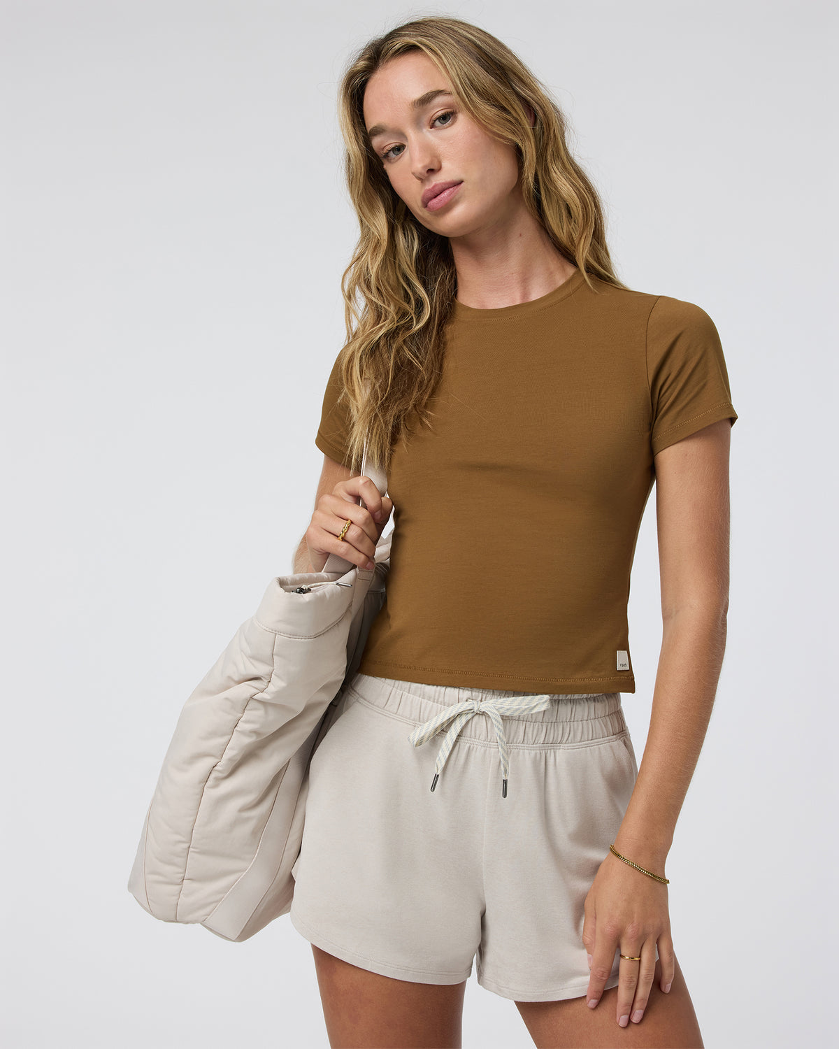 Vuori Feather Baby Tee Women's Rum Fitted Tee