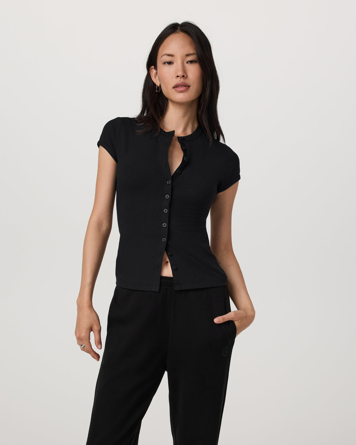 Vuori Short Sleeve Pose Button Up Women's Black Crewneck| Vuori