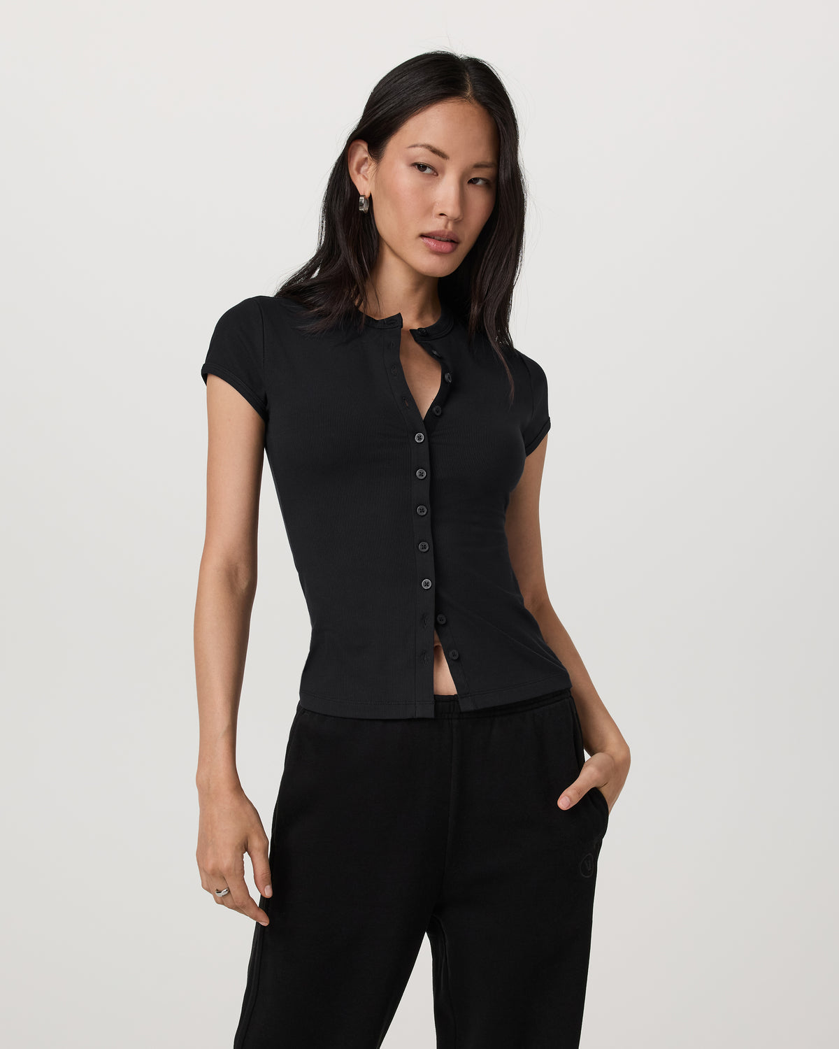Vuori Short Sleeve Pose Button Up Women's Black Crewneck| Vuori
