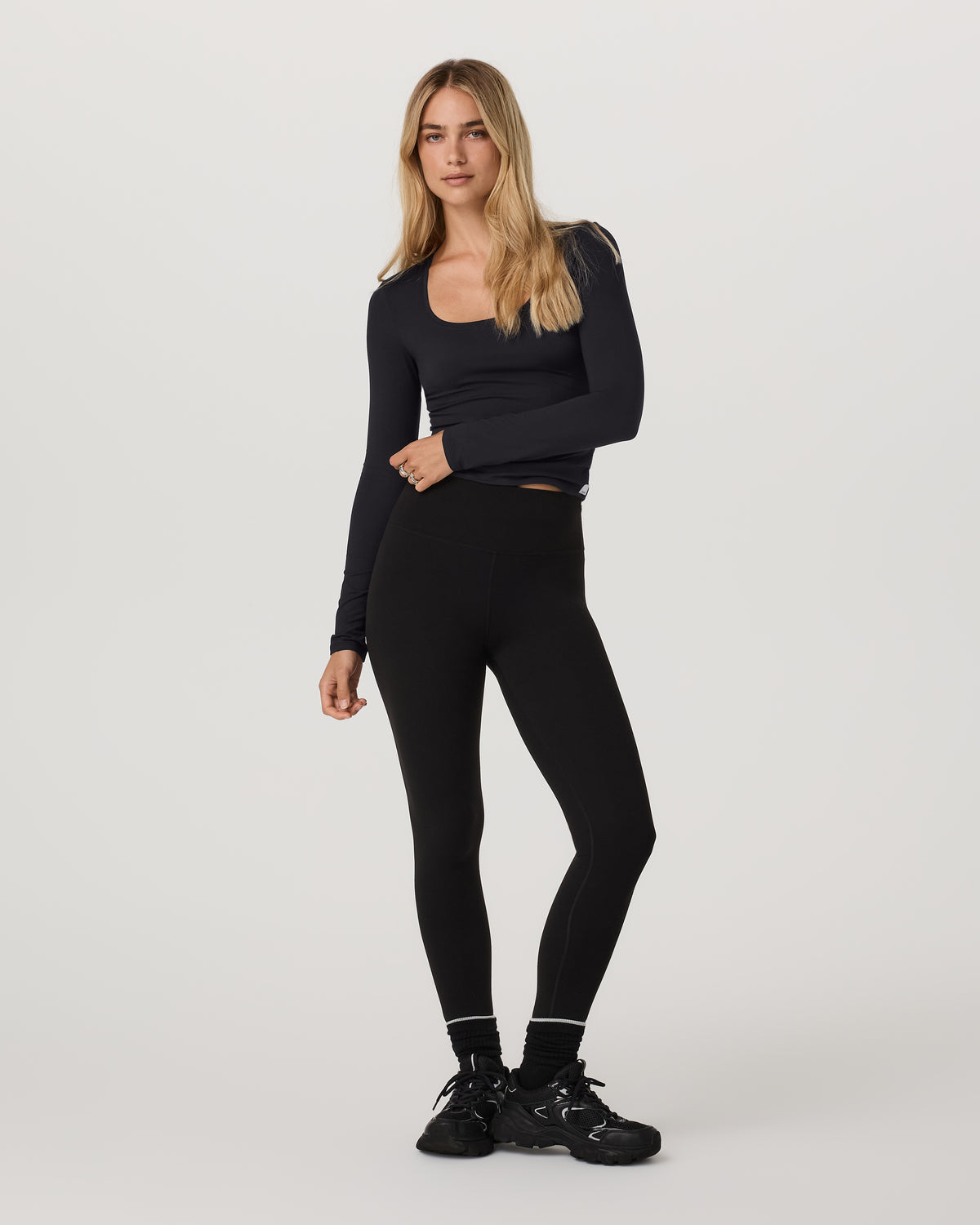 Vuori Women's Long Sleeve Halo Essential Scoop Solid Black