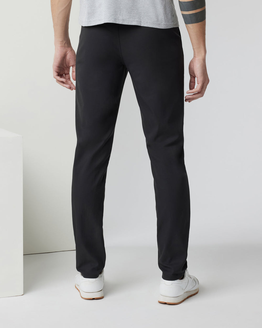 Vuori Cascade Tech Chino Pant 32" Men's Black Chinos