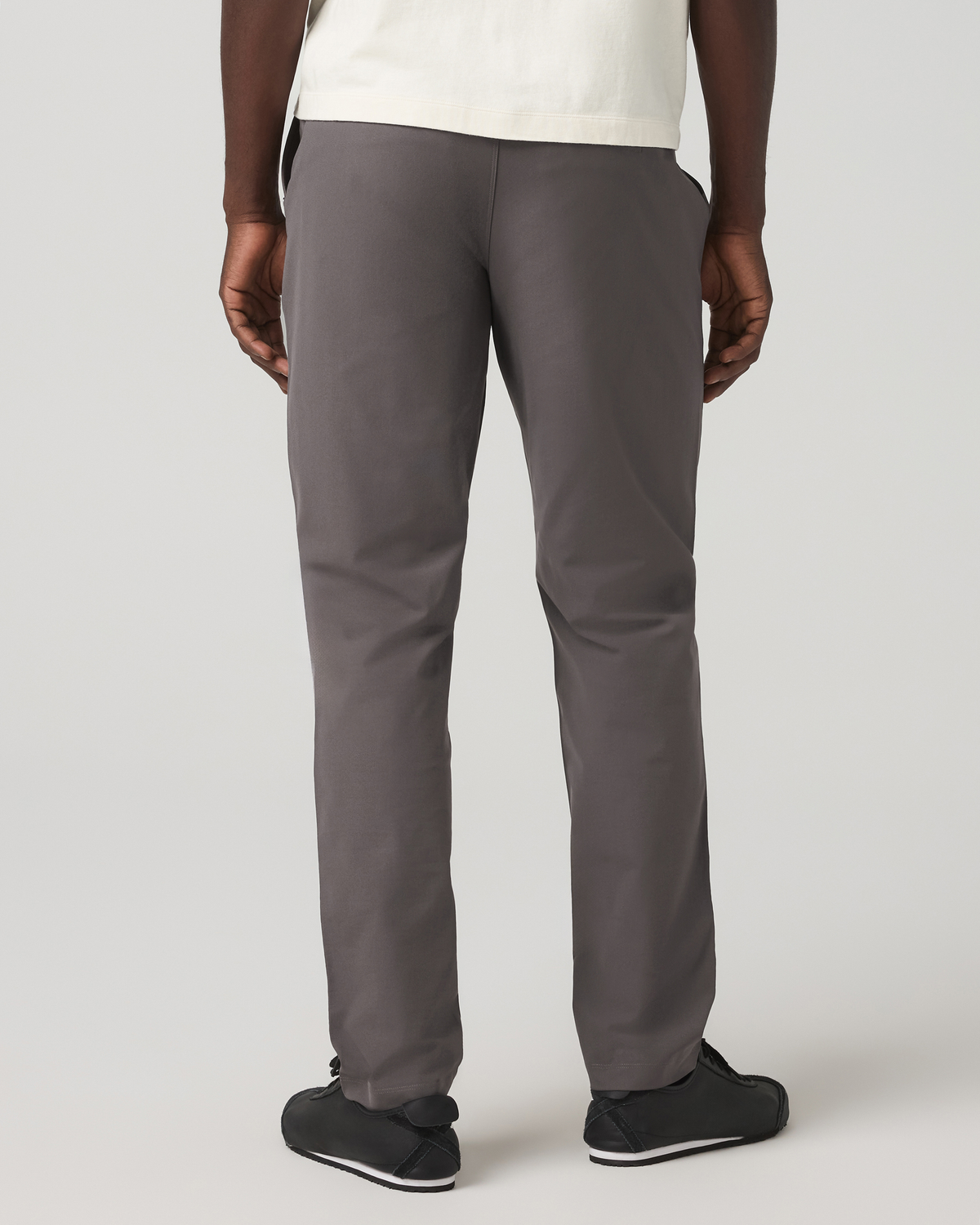 Vuori Men's Meta Elastic Waist Pant Classic Fit 32" Warm Grey