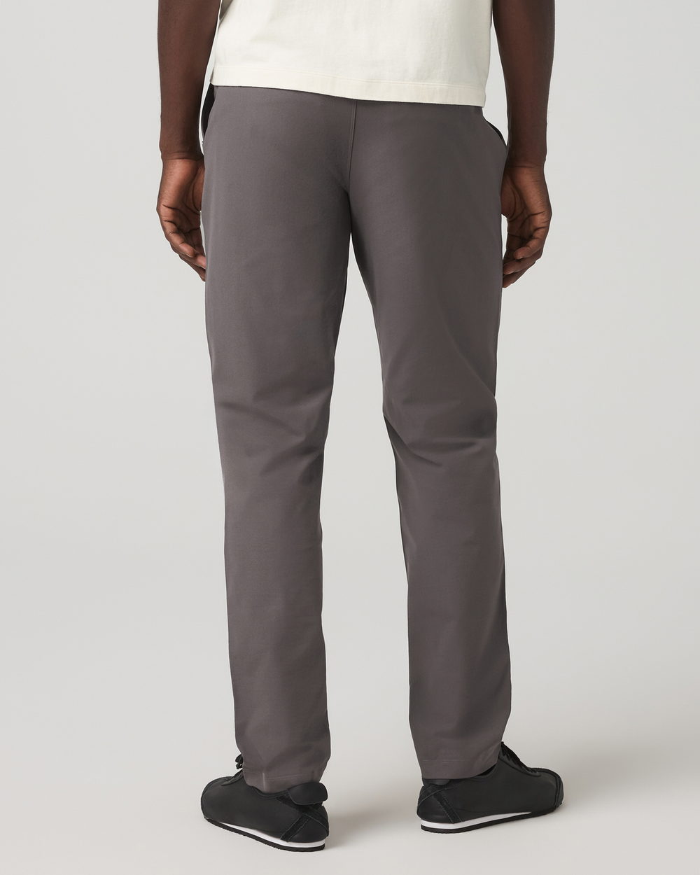 Vuori Men's Meta Elastic Waist Pant Classic Fit 32" Warm Grey