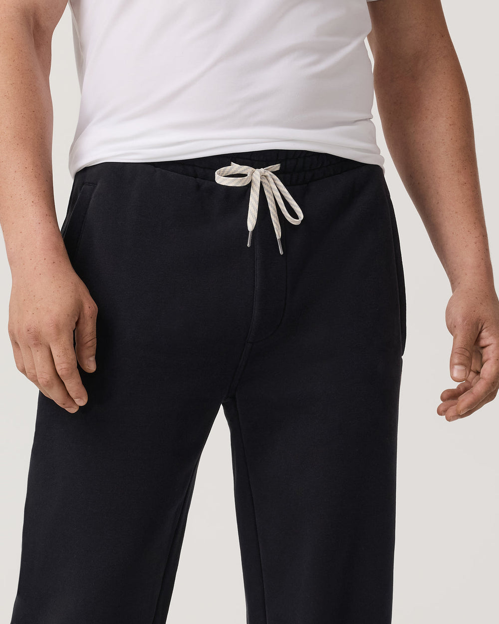 Vuori Men's Seaside Straight Leg Sweatpant 30” Black