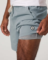 Vuori Kore Short Lined 7" Light Cloud