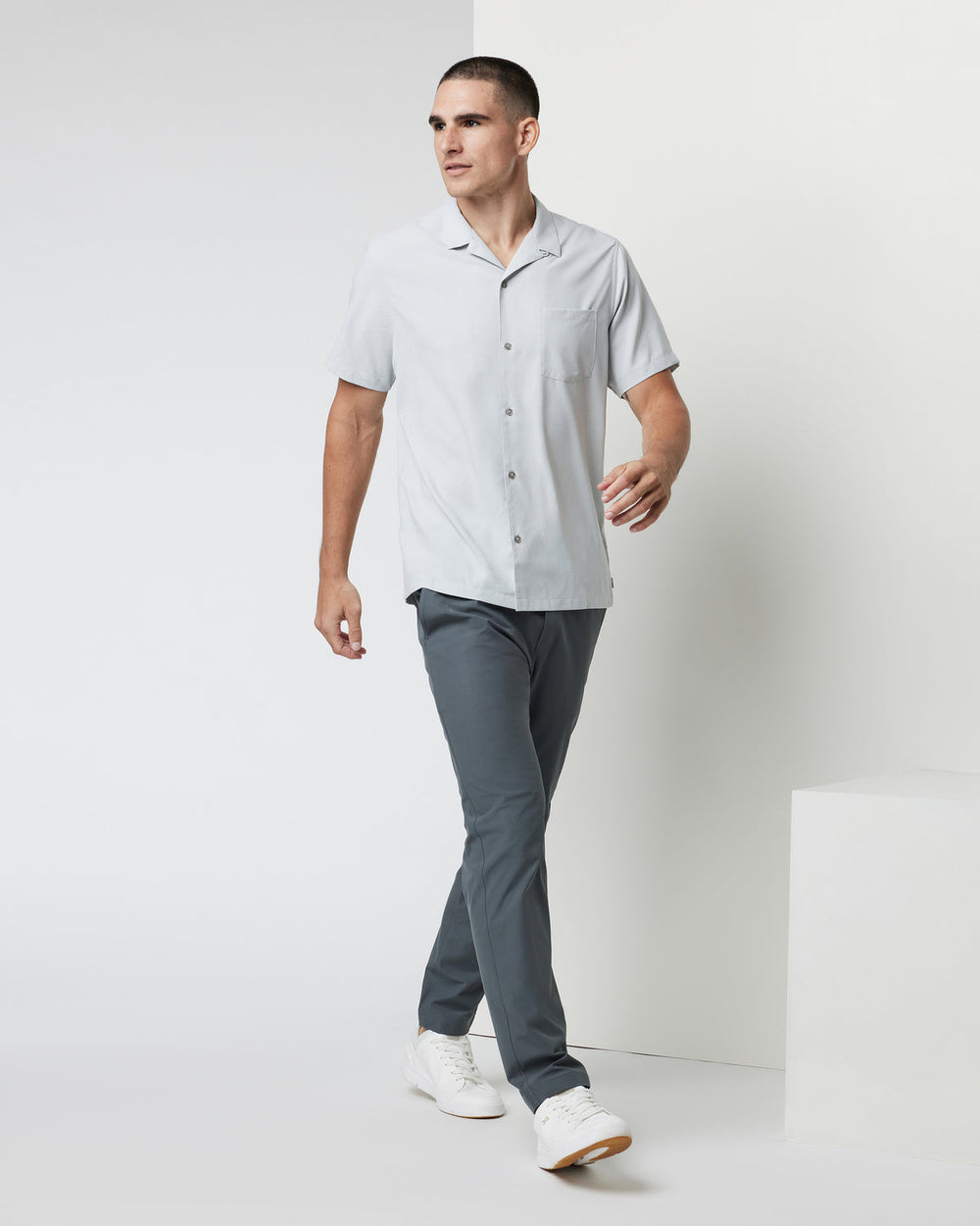 Vuori Seaport Button Down Men's Sky Grey Short-Sleeve